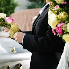 Jakie modlitwy przy trumnie zmarłego mogą przynieść ukojenie?