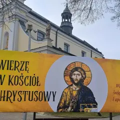 Co to znaczy, że kościół jest powszechny? Zrozumienie jego misji