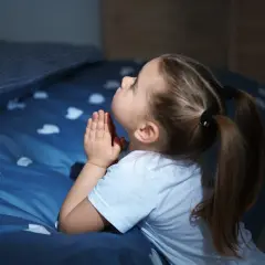 Jak dzieci przekręcają modlitwy i co to mówi o ich wierzeniach
