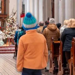 Czy w kościele można być w czapce? Odkryj nieznane zasady ubioru