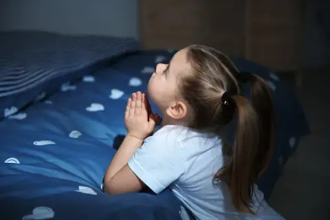 Jak dzieci przekręcają modlitwy i co to mówi o ich wierzeniach