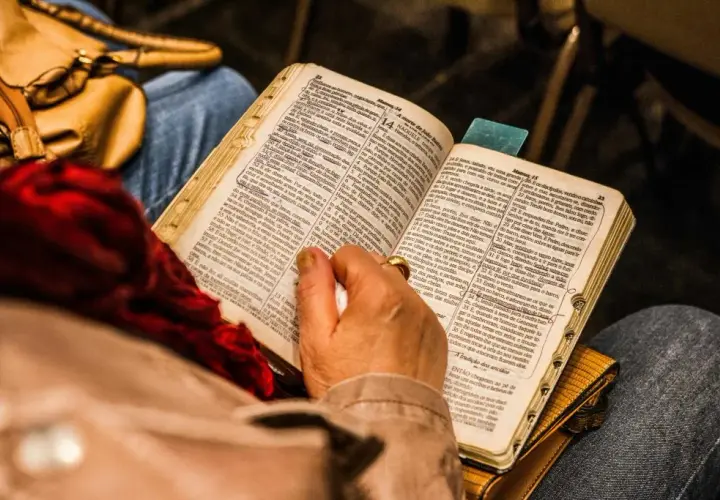 Jak kościół katolicki zmienił biblię i wpłynął na jej interpretację