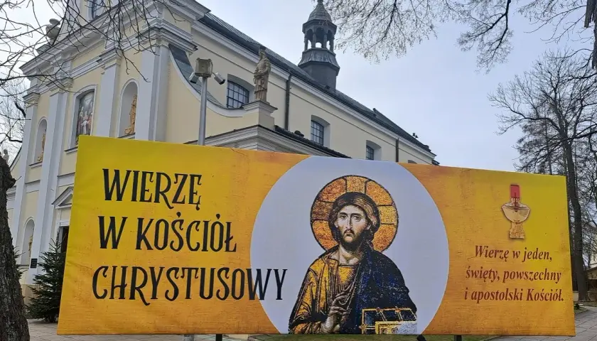 Co to znaczy, że kościół jest powszechny? Zrozumienie jego misji