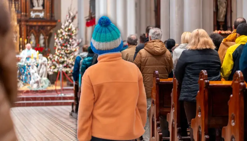 Czy w kościele można być w czapce? Odkryj nieznane zasady ubioru