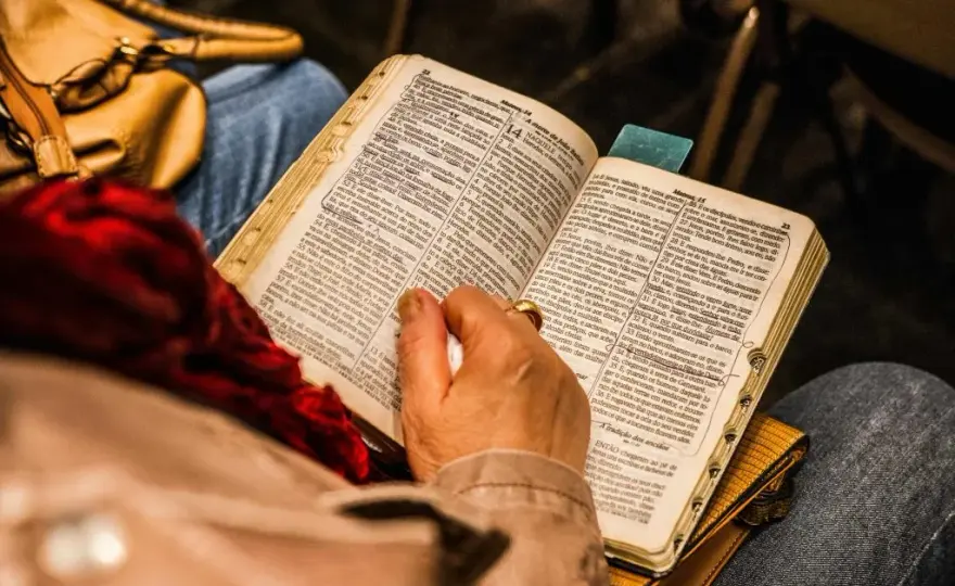 Jak kościół katolicki zmienił biblię i wpłynął na jej interpretację