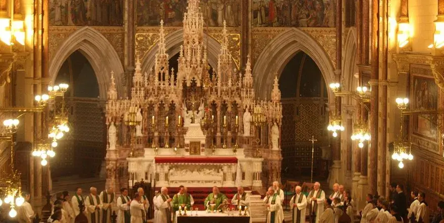 Ile trwa msza w kościele? Odkryj, co wpływa na jej długość