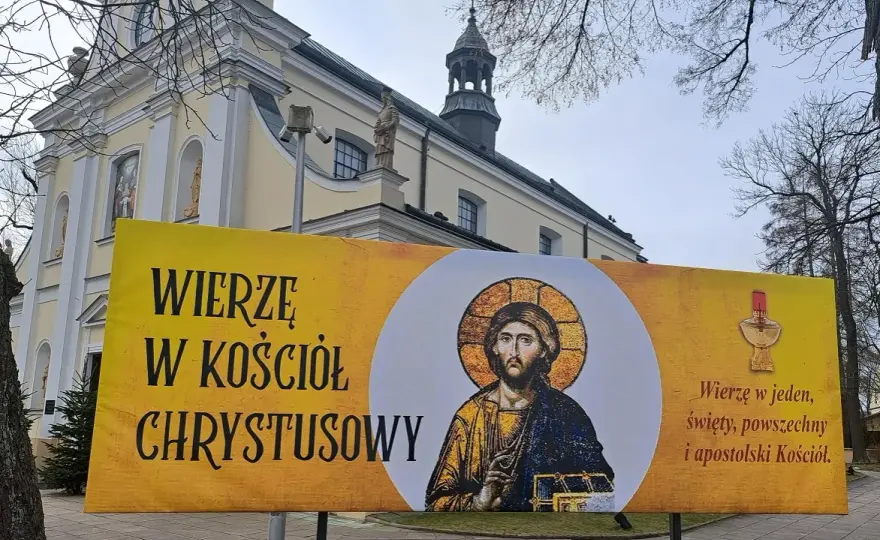 Co to znaczy, że kościół jest powszechny? Zrozumienie jego misji