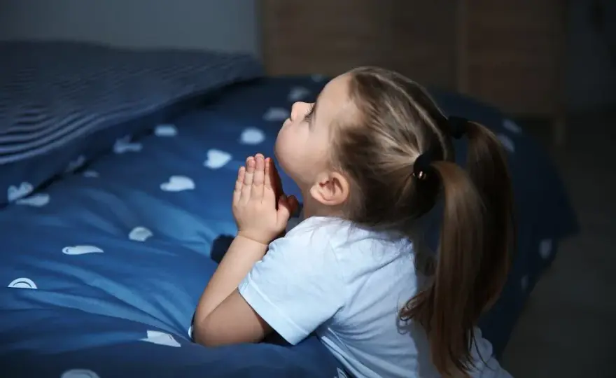 Jak dzieci przekręcają modlitwy i co to mówi o ich wierzeniach