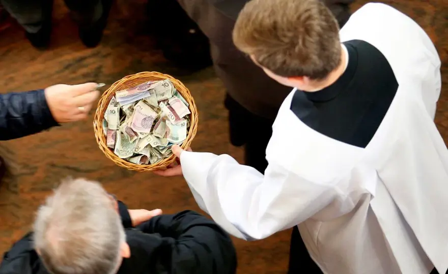 Skąd kościół ma pieniądze? Odkryj nieznane źródła finansowania