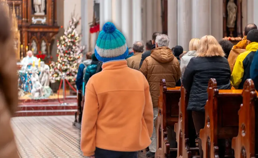Czy w kościele można być w czapce? Odkryj nieznane zasady ubioru